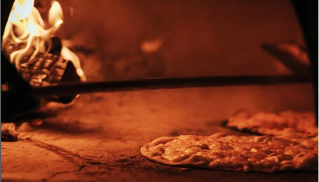 La pizzeria con forno a legna a Roma: storia e novità gourmet