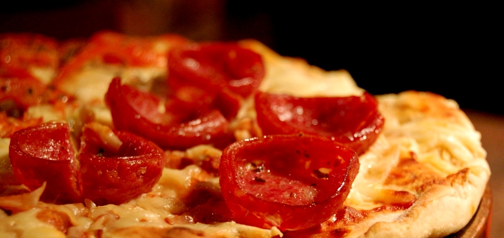 Pizzeria aperta fino a tardi con specialità classiche e creative