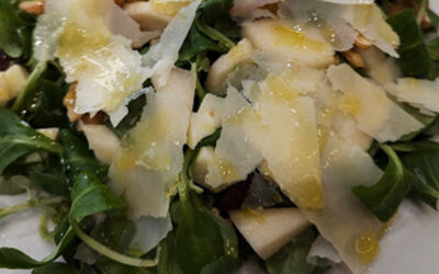 Insalata e pesce, menu leggero con un calice di bianco oppure orange wine