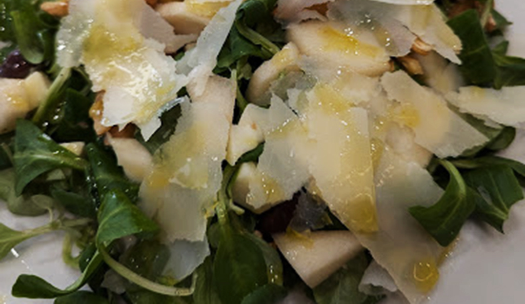 Insalata e pesce, menu leggero con un calice di bianco oppure orange wine