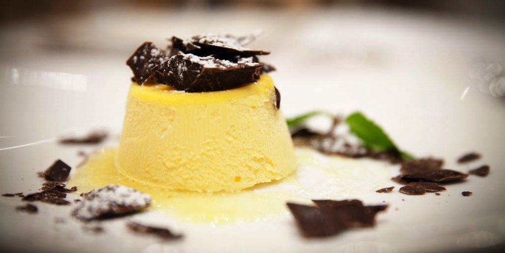 Dolcezze e brindisi raffinatezze al ristorante tra vini e dessert
